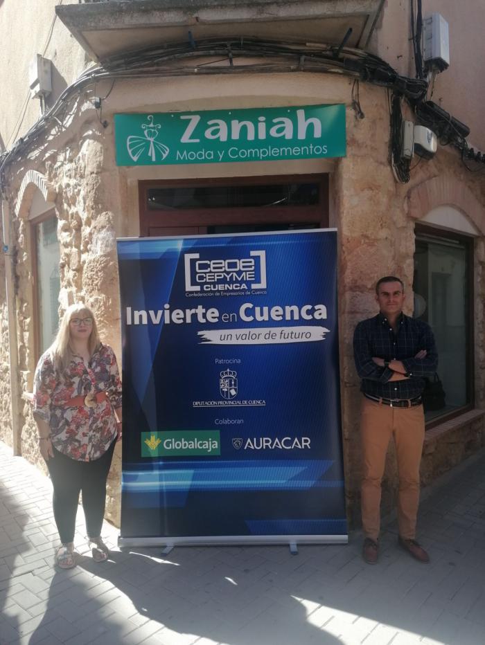 Invierte en Cuenca visita Zaniah, moda y complementos, que enriquece el sector comercial en San Clemente