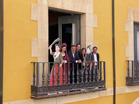 Personajes de la historia de Cuenca se asoman al balcón del Ayuntamiento con motivo del Día Internacional de los Museos