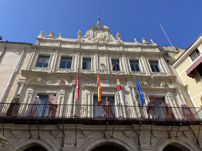 Personajes de la historia de Cuenca se asoman al balcón del Ayuntamiento con motivo del Día Internacional de los Museos