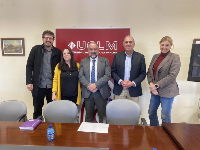 El rector de la UCLM conoce las acciones del Aula de Innovación e Inclusión Social para el año 2023