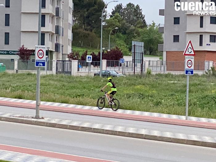 Ciclista en la Ronda Oeste de Cuenca