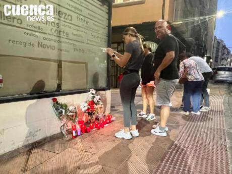 Altar en el Lugar del Accidente en Memoria de la Niña FallecidaUn altar improvisado en el lugar del accidente con flores en memoria de la niña fallecida este martes