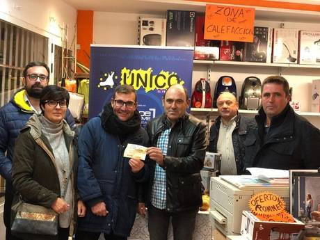 Ramón Millán ha recibido la Gran Cesta de Navidad de UNICO valorada en cerca de mil euros