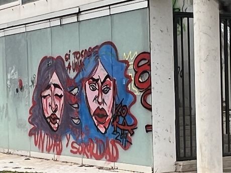 Detenido un grafitero que provocó daños valorados en 18.000 euros en comunidades de vecinos y locales de la capital