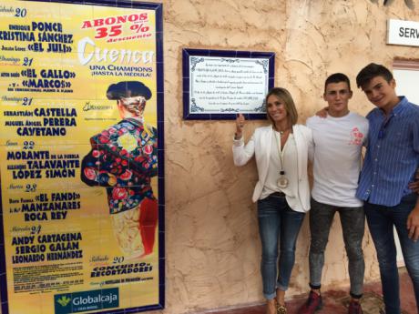 Cristina Sánchez inaugura su azulejo en la plaza de toros de Cuenca
