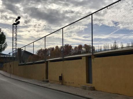 El Ayuntamiento renueva las redes perimetrales de los campos de fútbol de Tiradores y La Beneficencia