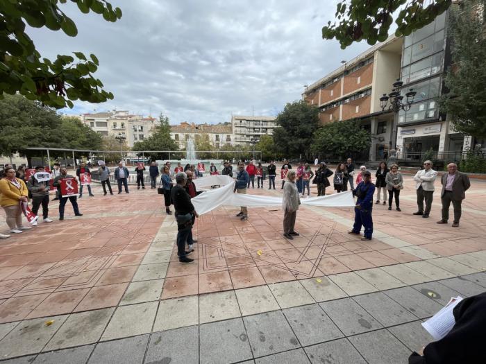 Lazos blancos en Plaza España en defensa de los Derechos Humanos y en lucha por al igualdad