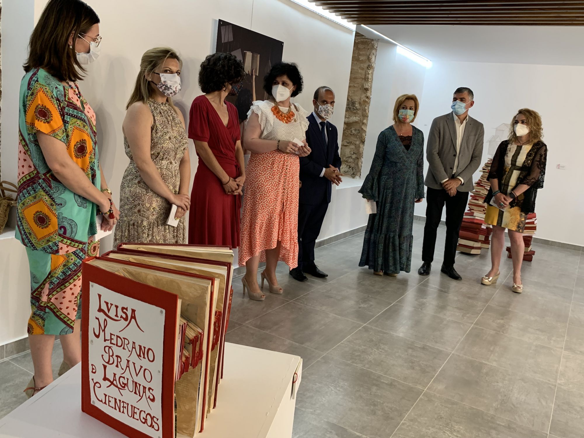 Bellido inaugura en San Clemente el nuevo espacio expositivo Adolfo Suárez y su primera muestra, un homenaje de mujeres artistas a Luisa de Medrano