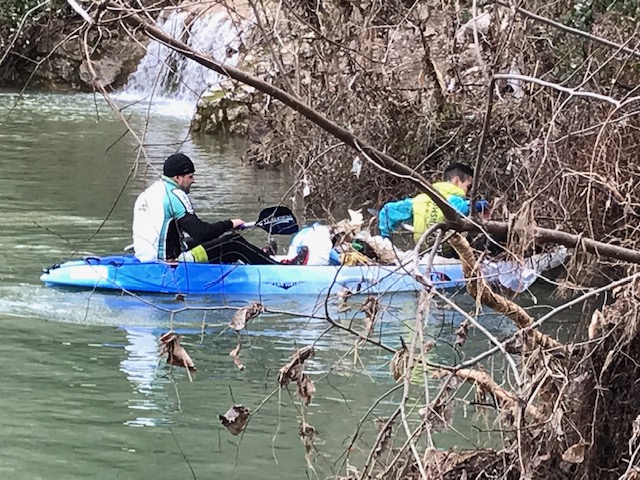 Voluntarios del Club se organizaba para realizar  una batida en la hoz del Júcar con la finalidad de limpiar el río tras la riada sufrida hace unos días