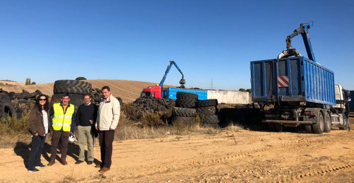 Se comienza a retirar el acopio de neumáticos de Cervera del Llano