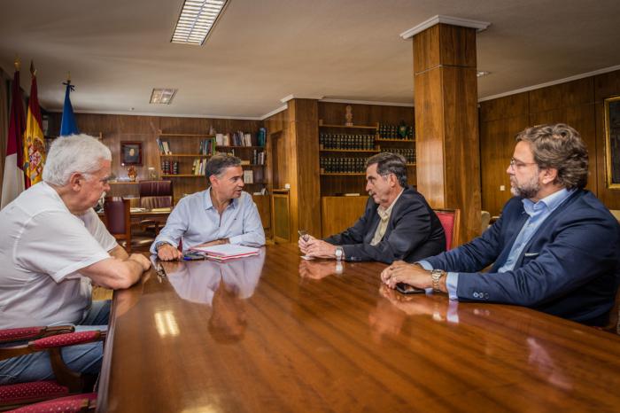 El delegado del Gobierno recibe a la Junta Directiva de la Asociación de Industriales de Aceite de Oliva del Centro de España