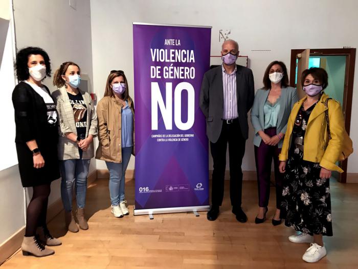 La escuela Cruz Novillo acoge la exposición ‘No más violencia’
