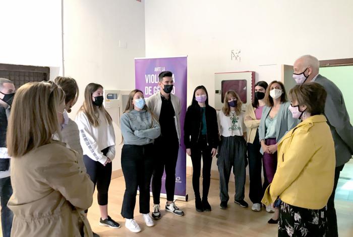 La escuela Cruz Novillo acoge la exposición ‘No más violencia’