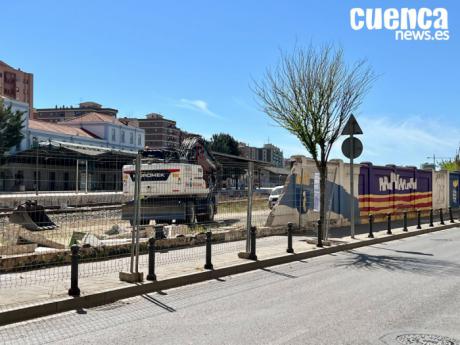 Comienza la demolición del muro en los terrenos ferroviarios del Paseo de San Antonio