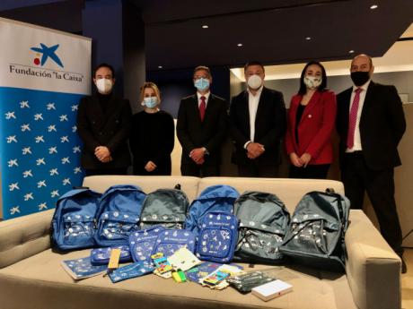 El Ayuntamiento recibe de la Fundación ‘la Caixa’ 175 kits escolares para alumnos vulnerables