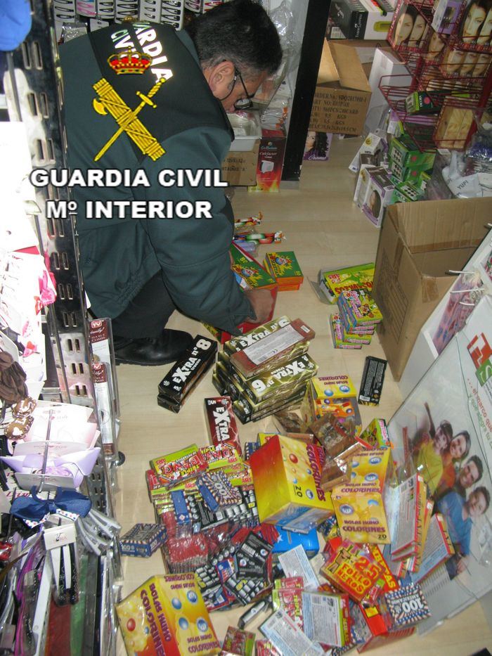 La Guardia Civil interviene diversos artificios pirotécnicos para venta ilegal en varios comercios de la provincia de Ciudad Real