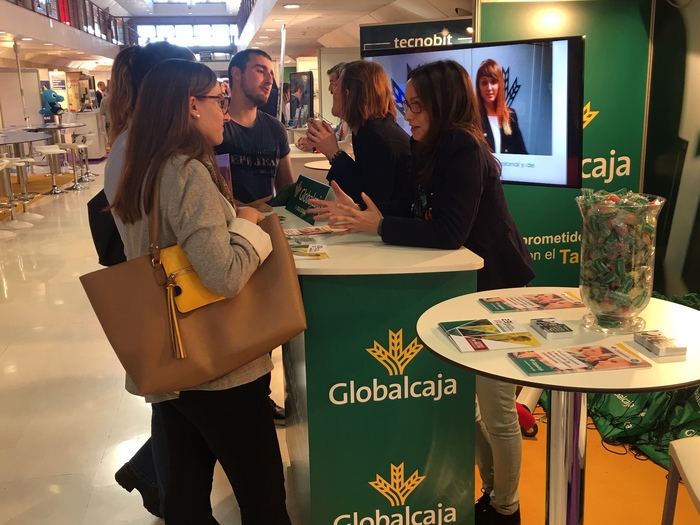 Globalcaja da a conocer sus programas dirigidos a universitarios, en el Foro de la UCLM