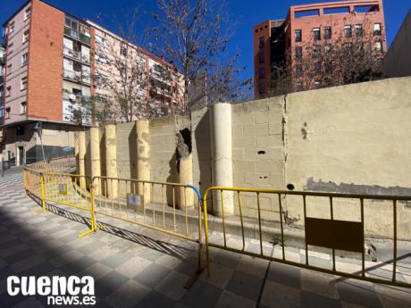 La demolición del muro del colegio La Paz implica cortes al tráfico en la zona a lo largo del miércoles