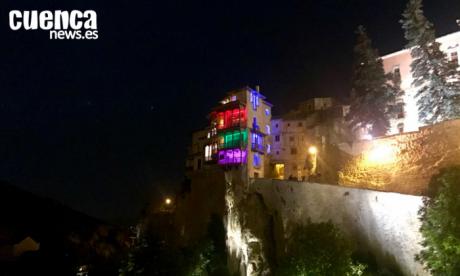 El Ayuntamiento conmemora el Día del Orgullo LGTBI con la lectura de un manifiesto y con las Casas Colgadas iluminadas con el arco iris