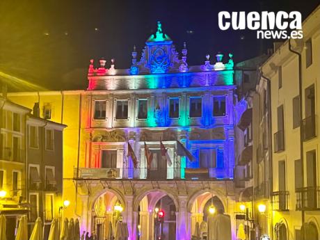 Un arcoíris ilumina la fachada del Ayuntamiento con motivo del Día del Orgullo