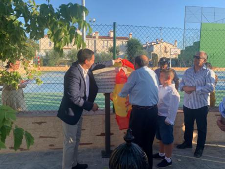 Martínez Chana participa en la inauguración del complejo deportivo de Villarrubio que cuenta con mini basket y pádel