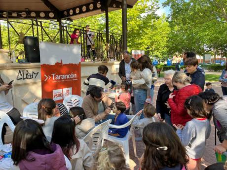 La iniciativa ´Salimos a los parques´ del PSOE de Tarancón reúne a decena de niños y familias “con el objetivo de construir una ciudad mejor”