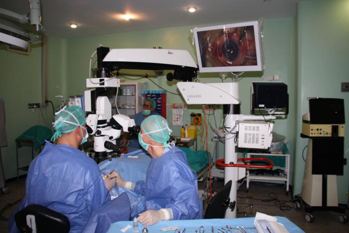 El servicio de Oftalmología realiza por primera vez la implantación de anillos intracorneales para ratamiento del queratocono