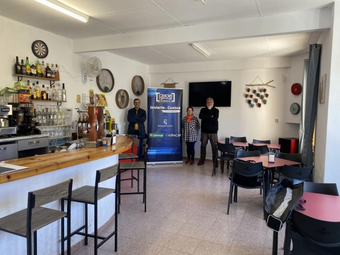 Dos emprendedores abren un bar tienda en Beamud con el apoyo de Invierte en Cuenca