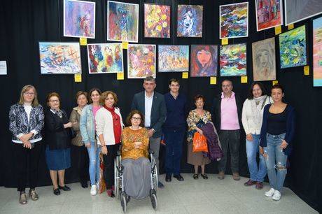 La biblioteca "Fermín Caballero" acoge una exposición de la escritora y pintora conquense Estrella Cachero