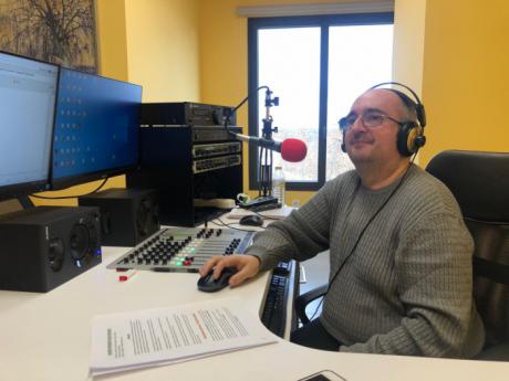 Radio Iniesta inaugura sus nuevas instalaciones con homenajes a Santiago Hernández y Gustavo Risueño