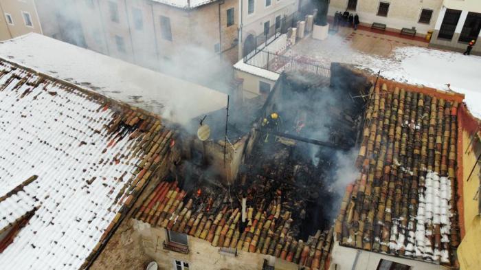 En torno a 15 horas duró la intervención de los Bomberos en el incendio en las inmediaciones del Almudí
