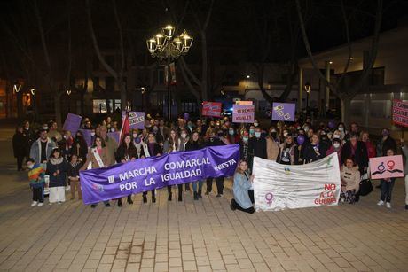 Iniesta se manifiesta por la igualdad, por el empoderamiento femenino, por la paz y contra la violencia de género