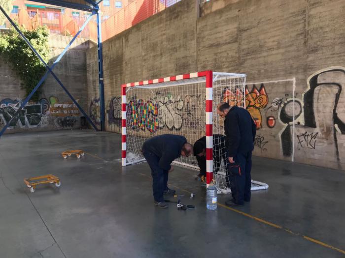 El Ayuntamiento instala cuatro porterías nuevas en el Polideportivo y en el Colegio San Fernando