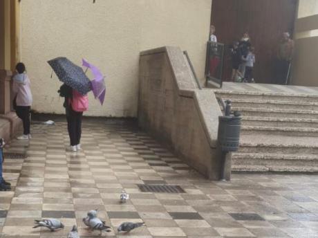 El Ayuntamiento desaloja por segunda vez a la persona sin hogar que se había “instalado” en la Plaza de la Hispanidad