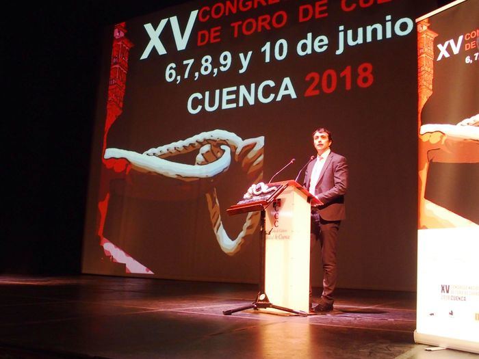 Gómez Buendía da la bienvenida a los participantes en la II Gala de la Federación Nacional del Toro de Cuerda