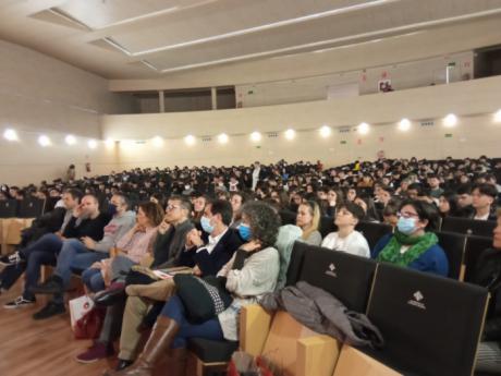 Unos cuatrocientos alumnos de la ESO aprenden en el Campus las pautas para iniciarse en la novela negra
