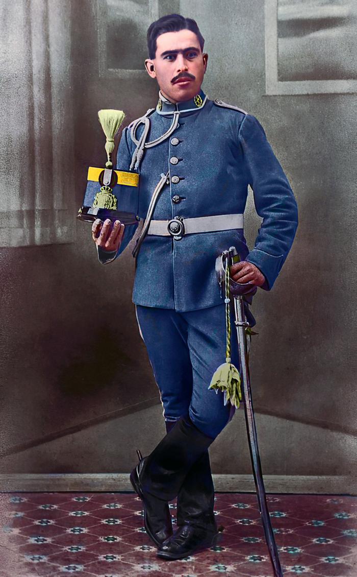 Foto de Juan Ángel Poveda Torres, con el uniforme de su regimiento, instántanea de 1920 que pertenece al archivo de Ángel Poveda Fernández. Foto coloreada por: Art Madrid Vintage. 	