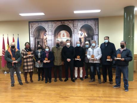 El Ayuntamiento agradece sus servicios a los 14 empleados públicos que se han jubilado en el último año