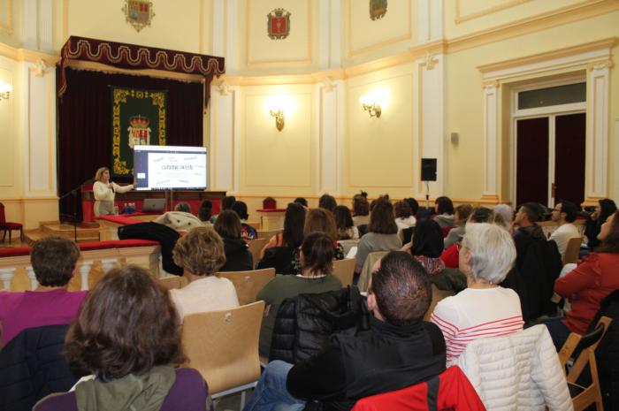 El Salón de Actos congrega a más de 60 mujeres en la charla POD.E.RÍO impartida por la conquense Lucía Lamas