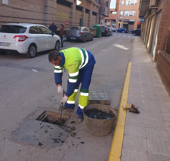 El Ayuntamiento de Tarancón y Aqualia realizan tareas de limpieza en las rejillas de pluviales