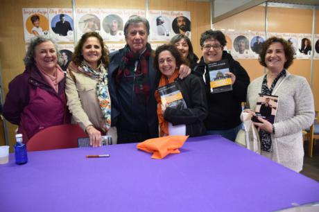 La lluvia no detiene a los lectores en la Feria del Libro con la presencia de Manuel Jabois y Luis Landero