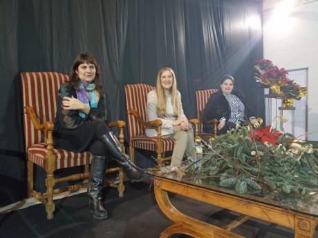 Luz Gabás llena la sala ‘La Serrana’ de Cañete con la presentación de su libro Lejos de Luisina delante de 200 personas