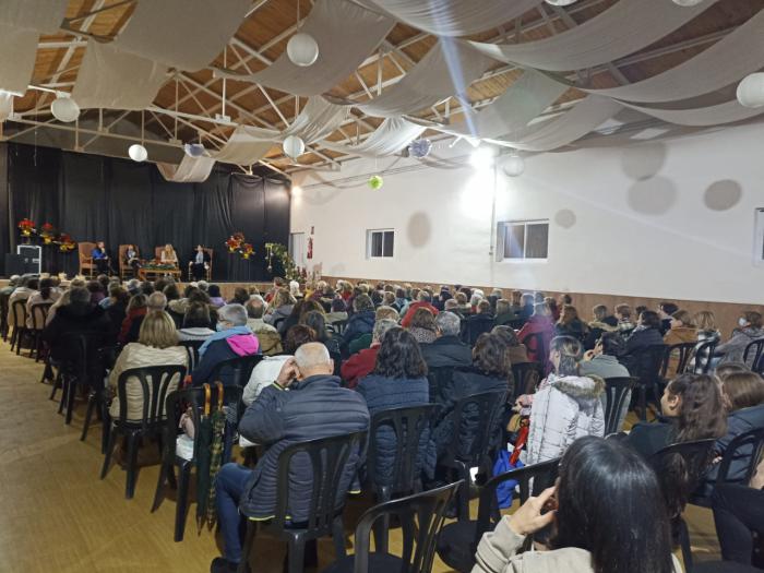 Luz Gabás llena la sala ‘La Serrana’ de Cañete con la presentación de su libro Lejos de Luisina delante de 200 personas