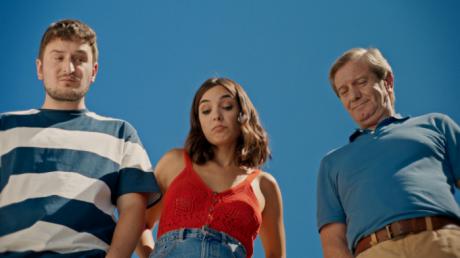 Fotograma del corto “La piscina vacía”. De izquierda a derecha: Álvaro Casares, Lara Veliz y Paco Churruca