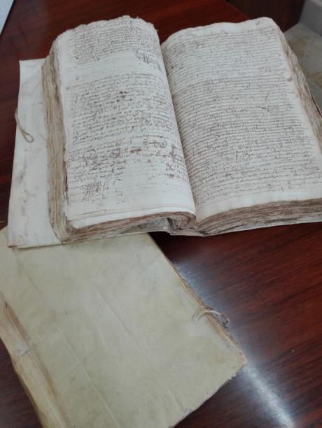 Los Protocolos notariales recuperados por la Guardia Civil en colaboración con el Archivo Histórico de Cuenca son entregados a este centro