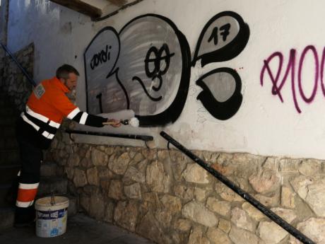 Eliminadas las pintadas en los muros del Jardín de los Poetas y en el Pasaje de la Moneda