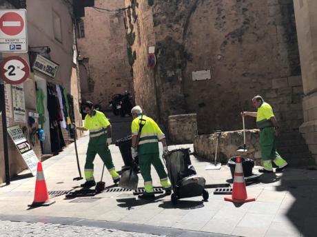 La campaña intensiva de limpieza barrio a barrio avanza por la zona centro, Moralejos y San Antón