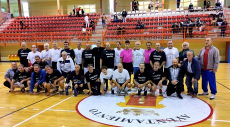 El equipo de exjugadores del Pedroñeras se lleva el triunfo en el doble amistoso benéfico ante exjugadores del Conquense