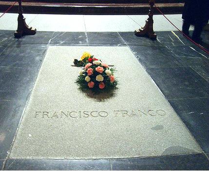 Los marmolistas conquenses que levantarán la losa de la tumba de Franco denuncian amenazas por parte de ultraderechistas