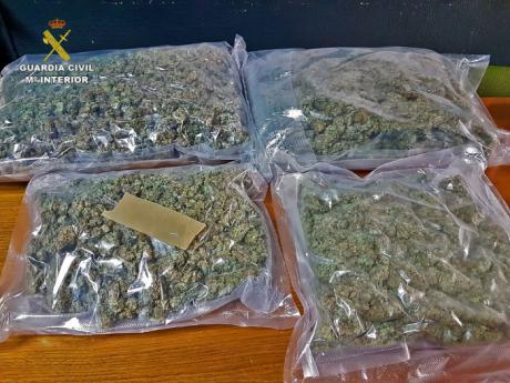 La Guardia Civil interviene más de 3 kilos de marihuana en un control antidroga